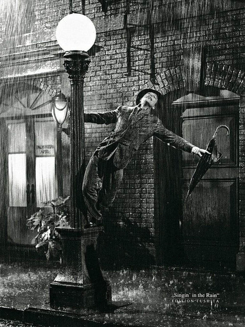 Liby Gene Kelly singing in the Rain Art Print 50x70cm | Yourdecoration.co.uk